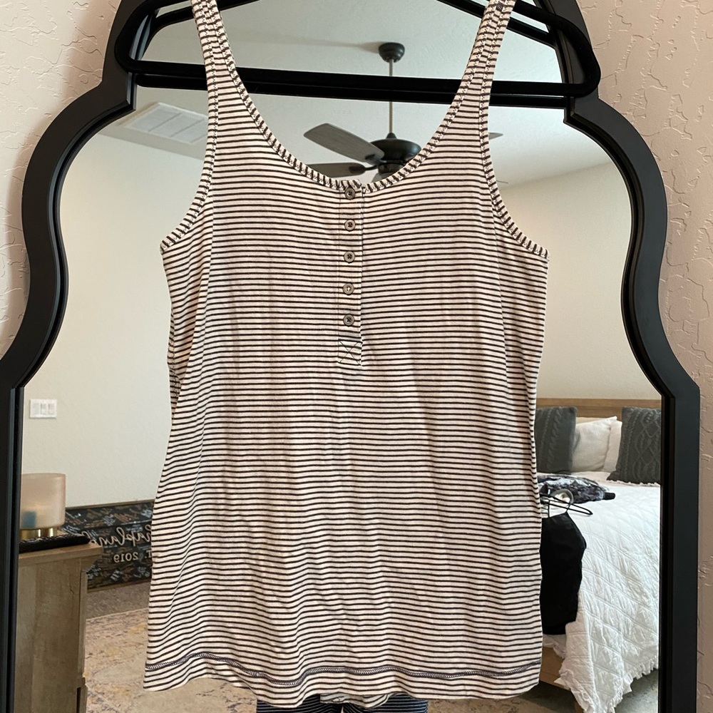 Black and white stripped lululemon tank